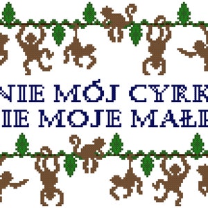 Puede incluir: Un fondo blanco con texto azul que dice "NIE MÓJ CYRK, NIE MOJE MAŁPY". El texto está rodeado por un borde de monos marrones colgando de una vid verde.