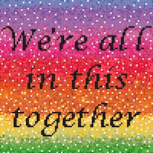 Op de afbeelding: Een mozaïek-achtige achtergrond met een kleurengradient van blauw naar groen en witte stippen. De tekst "We're all in this together" is in het zwart, met de woorden verticaal gerangschikt.