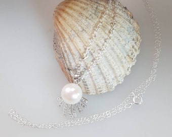 Large freshwater pearl pendant and chain,