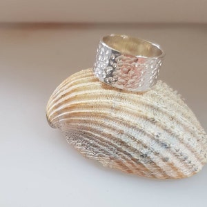 Wide ring with textured finish, in 925 silver,