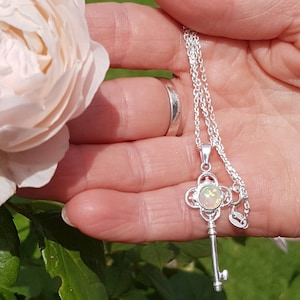 Nyckelhänge i sterlingsilver: Etiopisk opalsten, present till 21-årsdagen