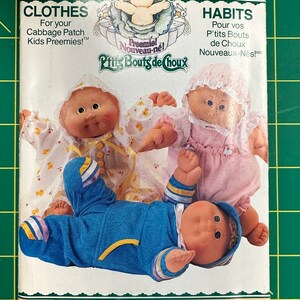 Könnte beinhalten: Ein Vintage-Nähmuster von Cabbage Patch Kids zum Nähen von Kleidung und Outfits für Cabbage Patch Kids-Puppen. Das Muster ist für die Größen Frühchen und Neugeborene. Das Muster stammt von der Marke Butterick und hat die Musternummer 4331.