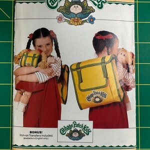 Könnte beinhalten: Ein Vintage-Nähmuster für Cabbage Patch Kids. Das Muster ist für einen Rucksack und beinhaltet Bügelbilder. Die Musternummer ist 349. Das Muster ist von Butterick.