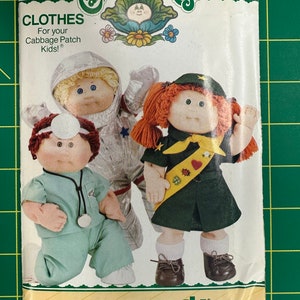 Könnte beinhalten: Ein Vintage-Nähmuster für Cabbage Patch Kids-Kleidung. Das Muster ist für ein Arzt-, Astronauten- und Scout-Outfit. Die Musternummer ist 3728. Das Muster ist von der Marke Butterick.