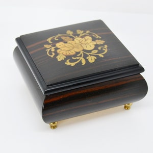 Mariorita Isola Di Capri Kleiner holz lackierter Schmuck/Schmuckstück Box.In wie neuwertiger Zustand. Schöne Lackierung. Die Maße 10cm X 10 cm X 2,5&quot;L