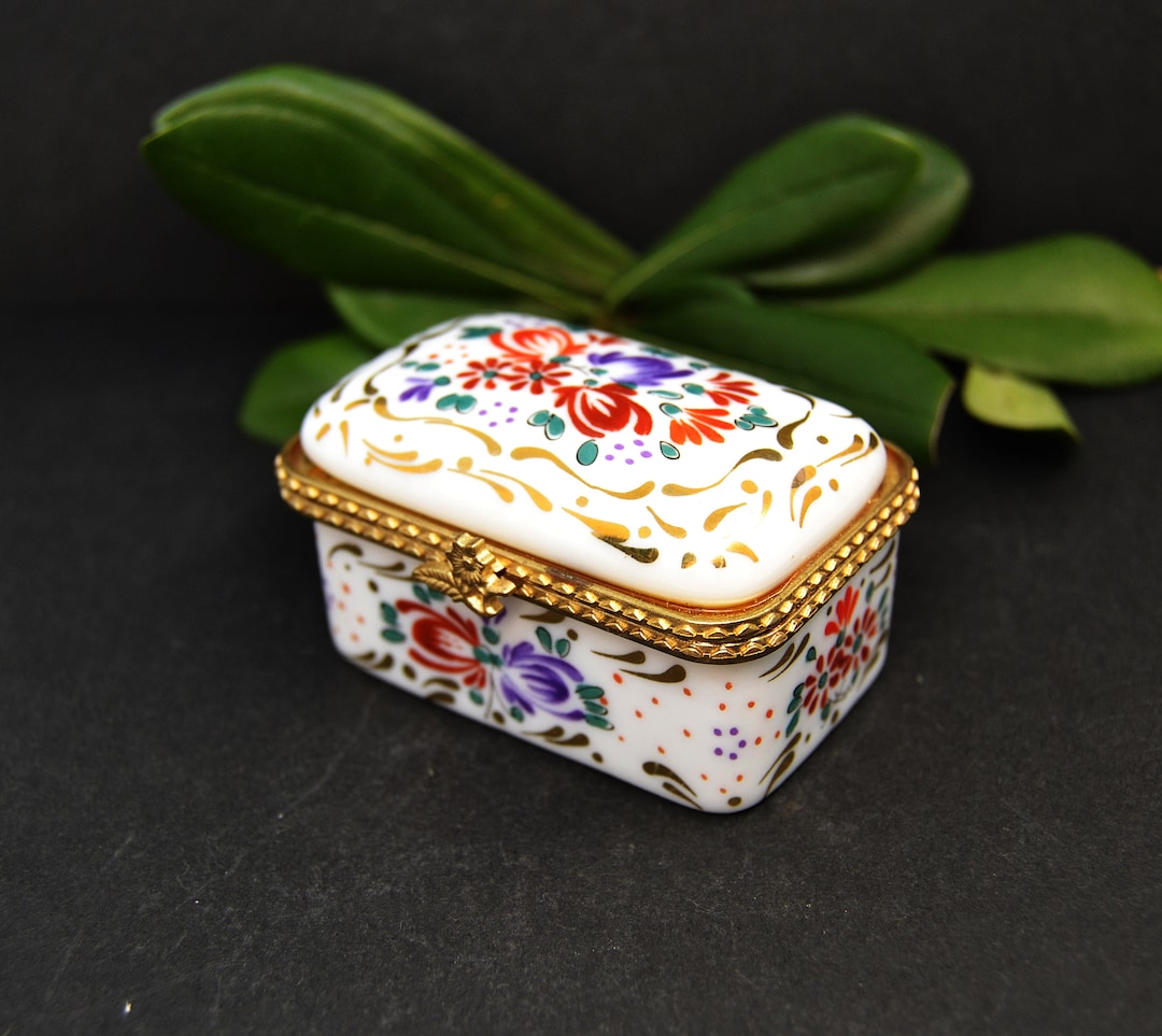 Vintage Manuscrito Porcelain Trinket Box: Hand-painted Vanity Pill