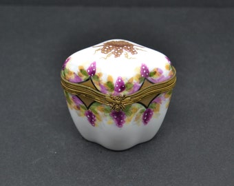 pastillero  de porcelana,caja de porcelana de colección,Vintage Porcelain ,Trinket Box, Caja de píldoras, Pintado a mano, diseño floral