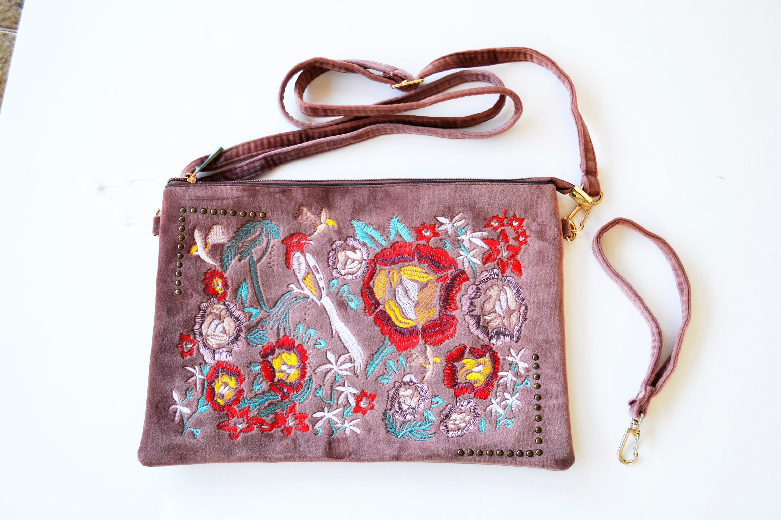 アンティークベルベット刺繍　ハンドバッグ 刺繍入り花柄ベルベットバッグ：ヴィンテージスタイルのハンドバッグ
