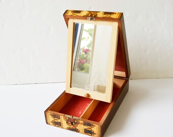 Boîte à bijoux en bois gravée avec miroir : commode vintage