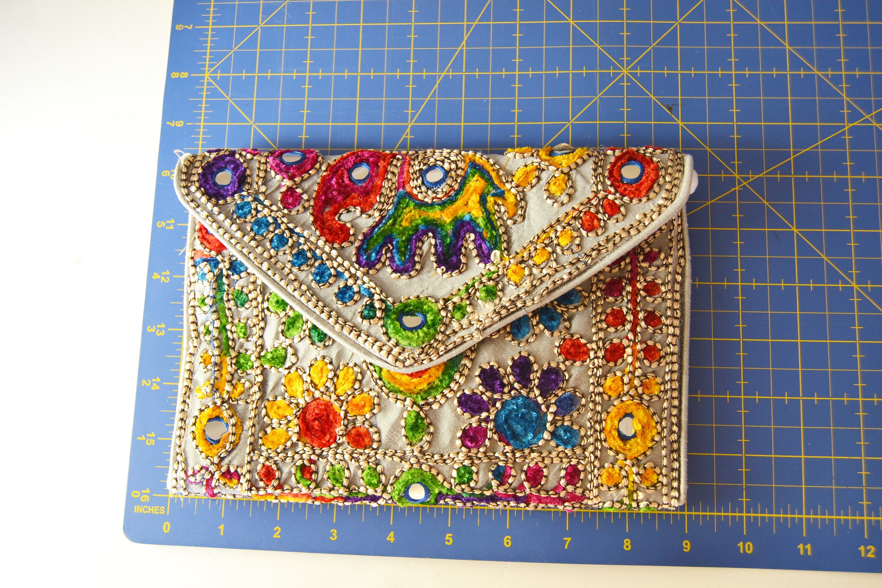 多色の象の刺繍が施された銀色のバッグ - Etsy 日本