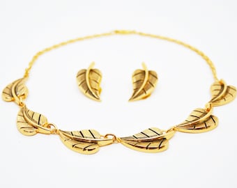 Collana vintage con foglia color oro: glamour di metà secolo