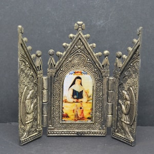 tríptico religioso de metal,tríptico religioso,Tríptico de metal antiguo Nuestra Señora,reliquary altered,alter católico,regalo religioso