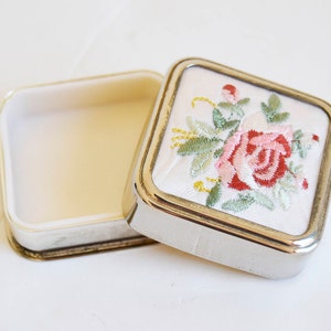 caja de pastillas con flor bordada, plateado con flor bordada,regalo vendimia,pieza de coleccion,Caja de la píldora rosa, Floral pastillero,