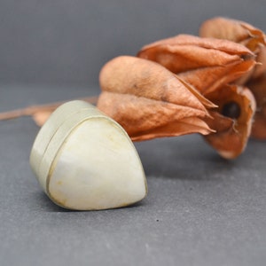 pastillero vintage,pastillero pequeño,articolo de coleccion,regalo de mujer,pastillero tono plateado,miniatura de madre perla