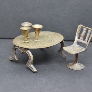 miniaturas para casa de muñecas de metal,mesa ovalada de metal casa de muñecas,lote casa de muñecas,copas miniaturas,miniaturas casa