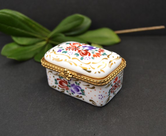 Vintage Manuscrito Porcelain Trinket Box: Hand-painted Vanity Pill