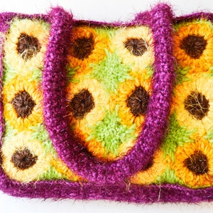 bolso de ganchillo morado con girasoles