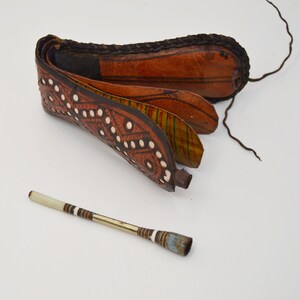custodia in pelle per attrezzi, custodia in pelle, custodia artigianale, custodia con 3 spilli, custodia vintage, piccolo portaghi, artigianato africano, souvenir dall'africa