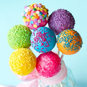Cake pop vegani di compleanno con granelli per ogni occasione