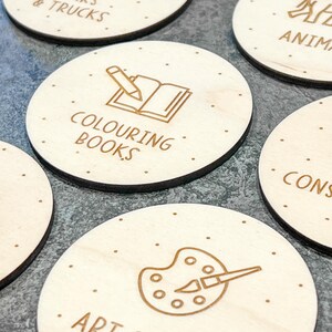 Puede incluir: Seis c&iacute;rculos de madera con diferentes categor&iacute;as para juguetes infantiles. Las categor&iacute;as son: Coches y camiones, Libros para colorear, Animales, Arte y manualidades, Construcci&oacute;n y Puzzles.