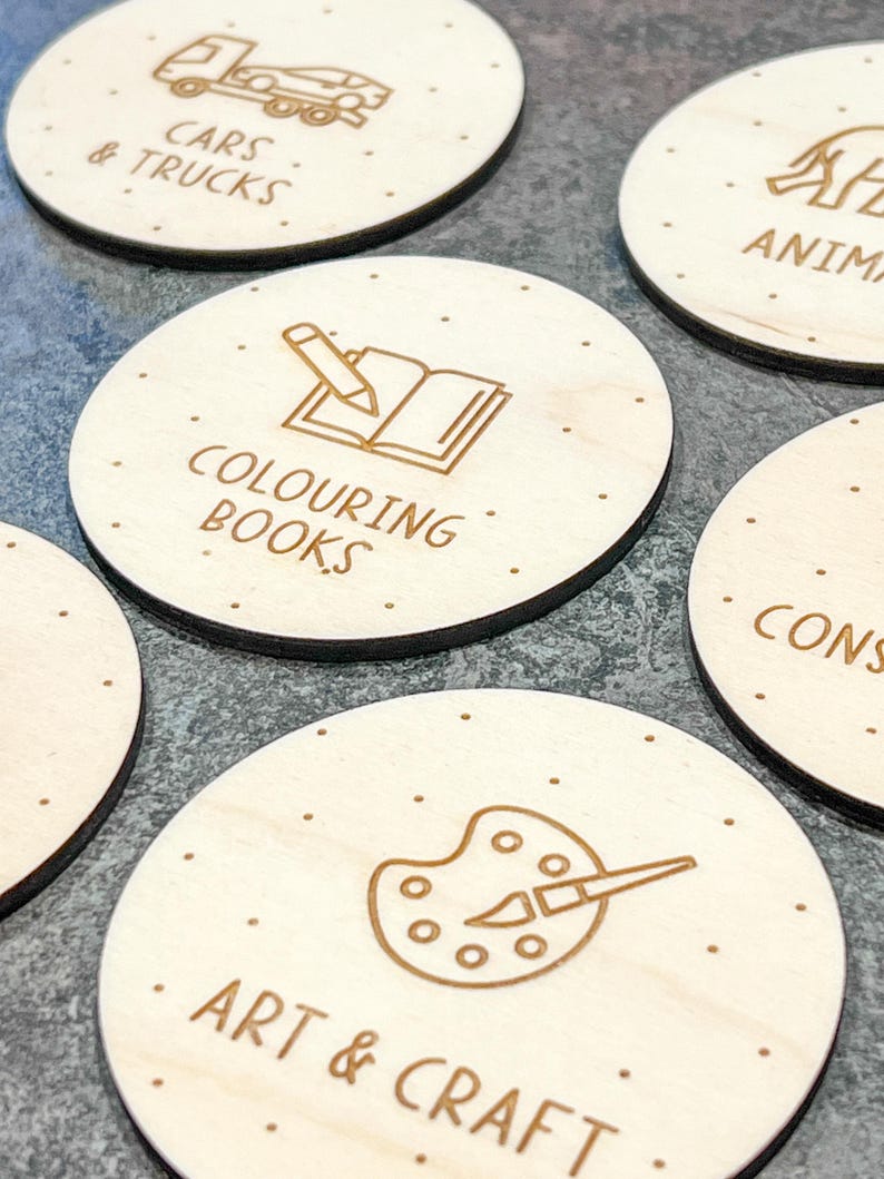 Puede incluir: Seis c&iacute;rculos de madera con diferentes categor&iacute;as para juguetes infantiles. Las categor&iacute;as son: Coches y camiones, Libros para colorear, Animales, Arte y manualidades, Construcci&oacute;n y Puzzles.