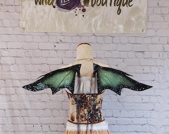 Alas pequeñas inspiradas en dragones en verde y negro.