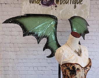 Grün und schwarze Drachen inspirierte Flügel