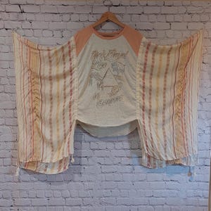 Camiseta Rock Reciclada Kantha Top creme cinza rosa pêssego amarelo azul terroso vermelho