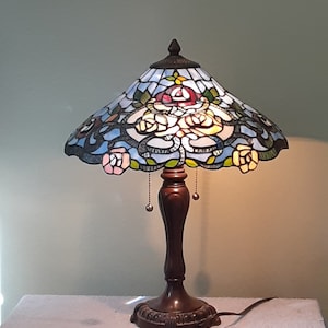 Stained Glass Lamp - Floral Pattern - Accent Lamp - Table Lamp - Three Dimensional