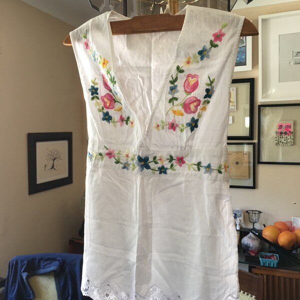 VTG hand embroidery floral on white cotton sleeveless V neck lace tank top tie back side slit label SIZE M woman's summer 80s 90s clothing