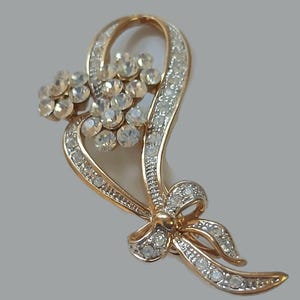 Vintage gold tone  rhinestone brooch