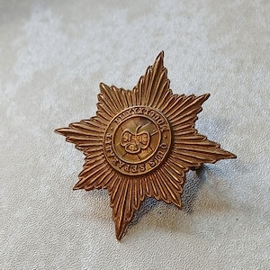 Militär Mützenabzeichen, Irish Guards Valise Badge