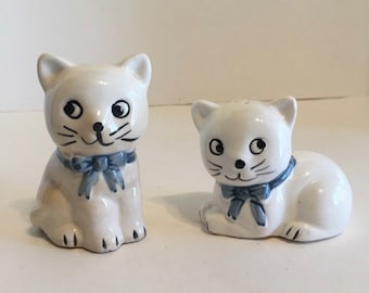 Vtg cat salt and pepper shakers ROC Taiwan Blue and White