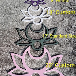 Könnte beinhalten: Vier lasergeschnittene Dekorationen in Form einer Lotusblume mit Mond-Design. Größen: 23 cm Mini, 33 cm Custom, 43 cm Standardgröße und 51 cm Custom. Farben: Lila, Weiß, Dunkelgrün und Rosa.