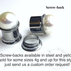 two pearl-like objects, one silver and one white, placed on a white background. There is also a text overlay that provides information about the availability of screw-backs in steel and yellow gold for different sizes, and encourages sending a custom order request.
