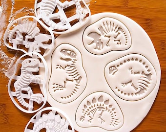 Kakformset med dinosauriefossiler: T-Rex, Stegosaurus, Triceratops
