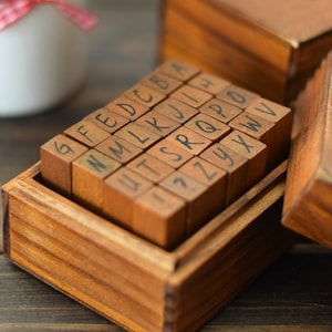 Zestaw stempli alfabetu Vintage -- 28 szt. stempli alfabetu pisma ręcznego, duże litery -- stempel gumowy z drewna -- stempel do pamiętnika -- stempel do planera