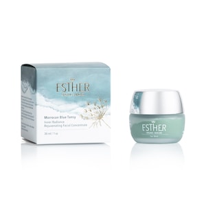 Pode incluir: Um frasco de 30 ml / 1 oz de concentrado facial rejuvenescedor Esther Organic Skincare Morrocan Blue Tansy Inner Radiance com tampa prateada, acompanhado pela caixa de cartão retangular correspondente com gráficos em aguarela azul e branca.