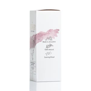 Puede incluir: Una caja rectangular blanca de producto para el cuidado de la piel con un dise&ntilde;o de mancha de acuarela rosa empolvado. El texto dice Made in Jerusalem, 100% Natural, Evening Ritual y Rose & Frankincense Ageless Serum, con dibujos de una ciudad.
