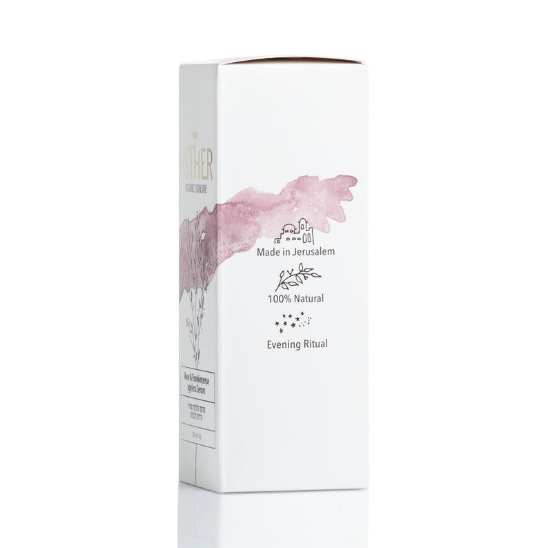 Puede incluir: Una caja rectangular blanca de producto para el cuidado de la piel con un dise&ntilde;o de mancha de acuarela rosa empolvado. El texto dice Made in Jerusalem, 100% Natural, Evening Ritual y Rose & Frankincense Ageless Serum, con dibujos de una ciudad.