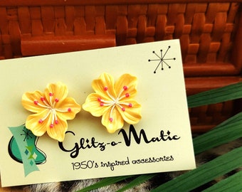 1950s hawaiian hibiscus flower earrings in yellow Glitz-O-Matic Glitzomatic