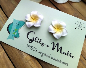 1950s inspired hawaiian earrings with plumeria flowers in white Glitz-O-Matic Glitzomatic