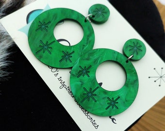 1950s style marbled green hoop earrings with carved starbursts by glitzomatic glitz-o-matic