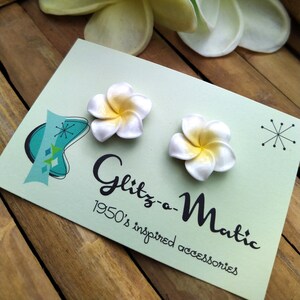 1950s inspired hawaiian earrings with plumeria flowers in white Glitz-O-Matic Glitzomatic