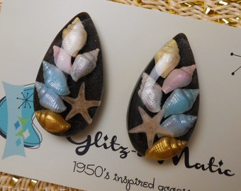 1950s style lucite confetti earrings with seashell and starfish black glitter glitzomatic glitz-o-matic