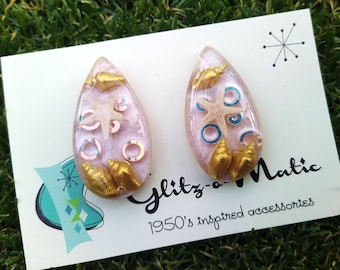 1950s style lucite confetti earrings with seashell and starfish in pink glitzomatic glitz-o-matic