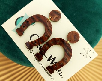 1950s style brown marbled horse shoe earrings glitz-o-matic