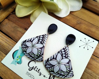 1950s hawaiian style triangle tapa flower earrings Glitz-O-Matic Glitzomatic