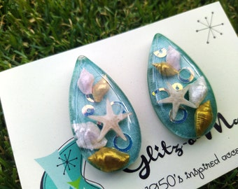 1950s style lucite confetti earrings with seashell and starfish in turqoise glitzomatic glitz-o-matic