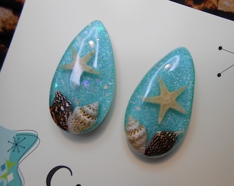 1950s style seashell starfish lucite confetti glitter earrings silver teardrop drop glitzomatic glitz-o-matic